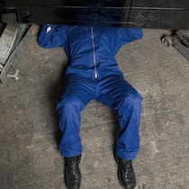 So sparen Sie Geld bei Autoersatzteilen – nützliche Tipps Die Preise für Reparaturen und Ersatzteile sind extrem gestiegen. Mit den Tipps des Beobachters fahren Sie günstiger Automechaniker liegt halb unter einem Auto -