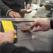 Gegen die schwarzen Finger ist kein Kraut gewachsen Geldübergabe am Postschalter - Mit Silbernitrat präparierte Banknoten entlarvten 2021 einen Pöstler: Er hatte Bargeld aus Couverts gestohlen. Alle Ausreden und juristischen Winkelzüge verfangen nicht. Nun setzt das Bundesgericht der filmreifen Geschichte ein spätes Ende