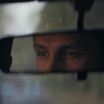 Wer Bussen zu wenig genau liest, riskiert den Führerausweis Blick in den Rückspiegel zeigt den Fahrer - Passen Sie auf mit Bussen! Wer sie voreilig zahlt, akzeptiert damit nicht nur die Geldstrafe, sondern oft auch den späteren Entzug des Führerausweises. Das zeigt ein aktuelles Urteil des Bundesgerichts.