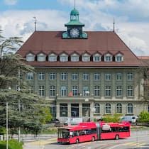 Frau wird mit über 50 entlassen – und sieht sich von der BKW diskriminiert Der BKW-Hauptsizt in Bern - Öffentlich verkauft sich das Berner Energieunternehmen BKW als Frauenförderin. 2024 entliess es gleich mehrere Frauen über 50. Die BKW weist den Vorwurf der Diskriminierung zurück. Es wäre nicht der erste Fall