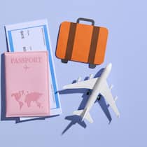Warum Sie Flüge lieber über die Airline buchen sollten Ein Miniature-Flugzeug, ein Flugticket, ein Reisepass sowie eine Reisekoffer liegen vor einem blauen Hintergrund - Wer in die Ferien fliegt, findet ein günstiges Ticket über eine Vermittlungsplattform. Gibt es beim Flug jedoch ein Problem aufgrund einer Anpassung im Flugplan, steht oft die Frage im Raum, wer dafür zuständig ist – die Drittplattform, über die gebucht wurde oder die Airline? Der Beobachter erklärt, was in diesem Fall gilt.