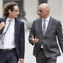 Stillstand bei «Corona-Leaks» Gegen ihn läuft ein Verfahren: Peter Lauener (links), Kommunikationschef von Bundesrat Alain Berset