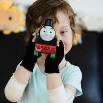 High five mit Samthandschuhen Mael Le Clère (3) hat die Schmetterlingskrankheit