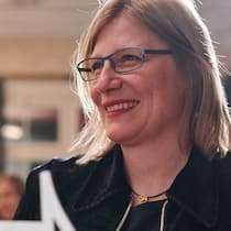 Diskriminierte Ärztin wartet weiter auf Lohn Preisträgerin Natalie Urwyler an der Verleihung des Prix Courage 2018