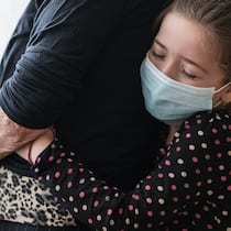 So geht Umarmen in Pandemiezeiten Kind mit Maske umarmt ältere Person