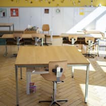 Schulschliessung und Kinderbetreuung – was sind meine Rechte? Leeres Schulzimmer