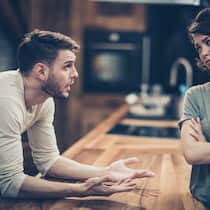 Das sollten Paare lieber sein lassen Ein Paar steht in einer Küche und streitet sich. Streit nützt in einem Scheidungsverfahren weder der einen noch der anderen Seite und sollte deshalb zum Wohle einer gütlichen Einigung möglichst vermieden werden.