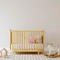 Kind verloren – was sind die rechtlichen Folgen? Ein leeres Kindbett steht in einem Zimmer vor einer grossen leeren Wand.