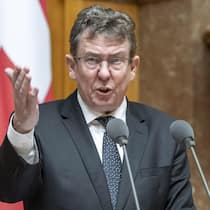 Zu 0,19 Prozent erreicht – so steht es um unser Klimaziel Bundesrat Albert Roesti spricht im Nationalrat - Die Zahlen zeigen immer deutlicher, wie unrealistisch der Plan mit den CO₂-Kompensationen war. Auch neue Zertifikate vom thailändischen E-Bus-Projekt reissen das Steuer nicht herum