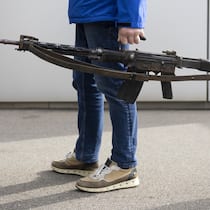 Gewehr im Schrank: Parlament setzt auf das Prinzip Hoffnung Ein Mann steht mit seiner Waffe Schlange bei der Abgabestelle fuer Waffen und Munition, am Samstsag, 4. Mai 2024 in Granges-Paccot bei Fribourg. Die Kantonspolizei Fribourg organisiert an drei Samstagen eine Aktion zur Abgabe von Waffen und Munition,…