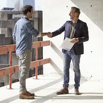 Gute Nachrichten für neue Eigentümerinnen: Längere Fristen Zwei Männer stehen auf einem Balkon eines Neubaus und schütteln sich die Hände. Die geltende gesetzliche Regelung liess nach einem Neubau von Wohnungen und Häusern nur wenig Zeit für eine Mängelrüge. Dies wird sich nun mit dem Entscheid des Schweizer Parlaments ändern.