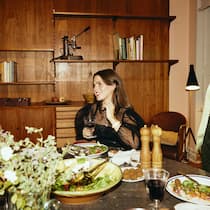 Ein Glas Rotwein ist gut fürs Herz – doch es gibt einen Haken Junge Menschen an einer Festtagstafel - Seit Jahren wird diskutiert, ob Alkohol schadet oder das Herz schützt. Neue Studien zeigen, dass ein moderater Alkoholkonsum zwar positive Effekte haben könnte, diese aber ihren Preis haben