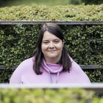 Homosexualität heilen? Opfer verlangen strengere Gesetze vom Bundesrat Portrait von Lea Blattner - Konversionsmassnahmen, mit denen queere Menschen umerzogen werden sollen, sind auch in der Schweiz ein Problem. Was der Bundesrat festgestellt hat und Prix-Courage Kandidatin Lea Blattner nun fordert