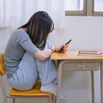 Digitale Erpressung und Deepfakes: Hier erhalten Sie Hilfe Asian depressed female student is looking at her mobile phone, and she feels upset
1646516444