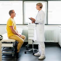 Arztgeheimnis unter Druck: Nationalräte wollen mehr Einblick für Arbeitgeber A friendly female doctor engages with a male patient in a sunny clinic room.
2148727380