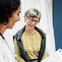 Welche Check-ups in welchem Alter Sinn machen Eine Ärztin diskutiert mit einer Patientin die medizinischen Testresultate - Check-ups sind nicht immer empfehlenswert – manchmal kann eine Diagnose sogar mehr schaden als nützen. Welche Vorsorgemassnahmen für Männer und Frauen sinnvoll sind