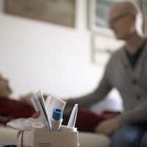 Viele haben ein Recht auf diesen AHV-Zustupf – fast niemand kriegt ihn Frau pflegt alten Mann - Betreuungsgutschriften in der AHV sollen die unbezahlte Pflege von Angehörigen belohnen. Eine gute Idee, die in der Praxis scheitert. Das sind die Gründe