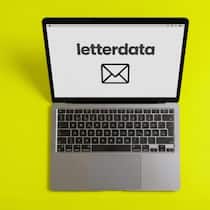 Letterdata knickt ein – Strafverfahren läuft Auf dem Bildschirm eines Laptops sind der Schriftzug «Letterdata» und ein Briefsymbol zu sehen.