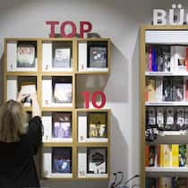 Wo Sie Ihre Bücher jetzt noch günstig kaufen Ein Ex Libris Mitarbeiterin raeumt Buecher im Regal der Ex Libris laden im Glattzentrum am 14. Maerz in Wallisellen. (KEYSTONE/Gaetan Bally)