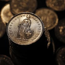 Wie sehr wir noch an Noten und Münzen hängen Münzen mit viel Patina - In Läden bezahlen Schweizerinnen und Schweizer am liebsten bargeldlos. Trotzdem werden noch Noten und Münzen in den Portemonnaies mitgetragen: Im Durchschnitt 95.85 Franken. Eine grafische Übersicht