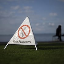 Kein Feuerwerk am Nationalfeiertag – erhalte ich die Ticketkosten wieder? Ein Verbotsschild, das auf einer Wiese aufgestellt ist, zeigt an, dass hier kein Feuerwerk erlaubt ist - Wer Tickets für ein Grossfeuerwerk gekauft hat, fragt sich, welche Rechte man bei einer Absage hat. Der Beobachter klärt auf.