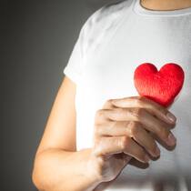 Das Schweizer Engagement ist Weltklasse Frau mit rotem Herz in der Hand - 86 Prozent der Schweizer Bevölkerung leistet Freiwilligenarbeit – und hält damit die Gesellschaft zusammen. Das zeigen neue Zahlen in einer attraktiven Infografik des Beobachters