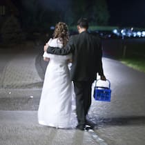 Neue Ungerechtigkeit? Die Individualbesteuerung spaltet die Community Ein Brautpaar von hinten - Die Individualbesteuerung sorgt für Ärger. Einverdienerfamilien fühlen sich benachteiligt. Andere nennen die Reform überfällig. In unserer Community prallen zwei Vorstellungen von Gerechtigkeit aufeinander