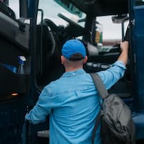 Zu lange gezögert: Chauffeur verliert 25’000 Franken LKW-Fahrer von hinten (Symbolbild) - Ein Chauffeur hat monatelang auf seinen Lohn gewartet. Weil er sich mit seinem Chef gut verstand, wollte er ihn nicht betreiben. Das rächt sich: Nach dem Konkurs der Firma lässt ihn auch die Arbeitslosenkasse hängen