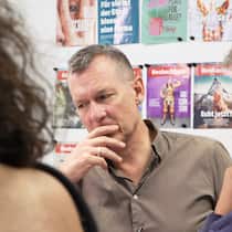 Wie macht ein Titel Geschichte? Chefredaktor Dominique Strebel diskutiert mit Berit Bisig, Sven Broder und Mario Güdel über die Gestaltung des Covers.