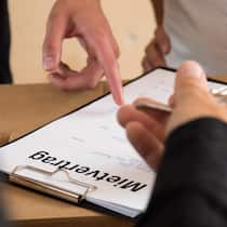 Ein fehlendes Detail macht die Anfangsmiete ungültig Ein Dokument, auf dem «Mietvertrag» geschrieben steht, wird zur Unterschrift vorgelegt - Mieterinnen und Mieter müssen seit dem 1. Oktober 2025 darüber informiert werden, was ihre Vorgänger für die Wohnung bezahlt haben. Was das für Mieterinnen und Vermieter bedeutet