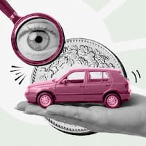 Occasionsauto kaufen oder verkaufen – mit diesen Tipps klappts Eine ausgestreckte Hand hält ein Spielzeugauto, während von oben eine Lupe mit einem Auge darin auf das Fahrzeug gerichtet ist - Hält das Occasionsauto, was es verspricht? Wie sieht es bei Mängeln und der Garantie aus?