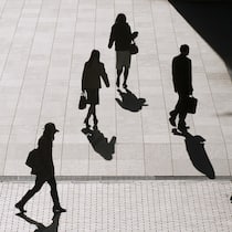Teilzeitarbeit fest in Frauenhand – aber die Männer legen zu Menschen im Gegenlicht - Silhouetten - auf dem Arbeitsweg – 1,9 Millionen Personen arbeiten hierzulande in einem Teilzeitpensum, ein Anteil von fast 39 Prozent der Erwerbstätigen. Damit ist die Schweiz Vize-Europameisterin.