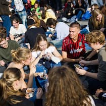 Wer jetzt keinen Pudding mit Gabeln isst, hat nicht alle Tassen im Schrank Jugendliche essen Pudding mit Gabeln - Teenager treffen sich in Parks, um Pudding mit Gabeln zu essen. Idiotisch? Nein! Das ist die einzig richtige Antwort auf den aktuellen Wahnsinn der Gegenwart