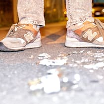 In diesen Fällen haften Eltern für die Kinder Bruchstücke von Scherben liegen auf einer betonierten Strasse, im Hintergrund steht ein Jugendlicher mit Turnschuhen - Wenn Kinder oder Jugendliche einen Schaden verursachen, stellt sich schnell die Frage, ob sie alleine dafür haften, ihre Eltern oder gar die geschädigte Person. Der Beobachter zeigt auf, wie die Haftungsfrage in der Schweiz geklärt ist.