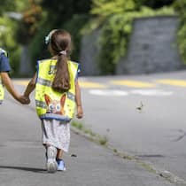 Gefährliche Strassen, fehlende Schulbusse – das können Sie tun Schulkinder der 1. Klasse des Schulhaus Hofmatt in Horw im Kanton Luzern praesentieren ihre neue Leuchtweste auf ihrem Schulweg zum Schulbeginn, anlaesslich einer Medienorientierung zur Lancierung der neuen Leuchtweste fuer die Schueler im Kanton Luz…