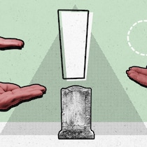 Schulden erben? Nein danke! Ein Grabstein in der Mitte ist von offen ausgestreckten Händen umgeben - Hinterbliebene kennen die Finanzlage einer verstorbenen Person oft nicht genau. Um am Ende nicht deren Schulden zu übernehmen, müssen die Erben aktiv werden. Wie man ein Erbe ausschlägt, um keine Schulden zu erben.