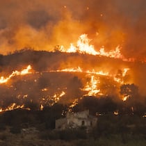 Reise wegen Waldbränden abgesagt – und jetzt? Am 10. Juli 2026 steigen in der Nähe der Gemeinde El Pocico in Almería, Spanien, Flammen und Rauch aus einem Waldbrand auf - Was können Reisende tun oder welche Rechte haben sie, wenn ein Veranstalter eine gebuchte Pauschalreise wegen Waldbränden vor Ort absagen muss? Der Beobachter erklärt, was in diesem Fall gilt.