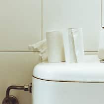 Ein tropfendes WC kostet Erben über 52’000 Franken WC-Spülkasten - In einem leer stehenden Haus im Kanton Bern rauscht jahrelang unbemerkt Wasser in den Abfluss. Die Quittung: eine Rechnung über 52’000 Franken. Wie ein kaputter WC-Spülkasten zum finanziellen Fiasko wird