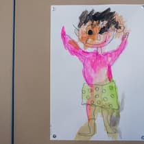 Die Schule verlangt eine Abklärung für mein Kind – was jetzt? Eine Zeichnung aus Wasserfarbe haengt an der Tuer eines Schranks im Klassenzimmer Mittelstufe der Schule Allmend im Quartier Manegg in Zuerich, fotografiert am 27. Dezember 2023. Die Schule Allmend beherbergt ca. 300 Schueler und Schuelerinnen auf St…