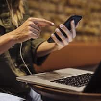 Wie ein Fitnessabo für eine Kundin zum rechtlichen Albtraum wurde Close up shot of the hands of an unrecognisable woman while working on her cellular phone