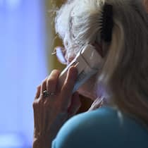 Neun Franken Unterschied kosten diese Witwe die 13. Rente Die Witwe am Telefonieren von schräg hinten - Weil sie eine Witwenrente bekommt, sollte Eva Müller keine 13. AHV-Rente erhalten. Doch sie gab nicht klein bei. Rund 10’000 Personen in der Schweiz könnten ebenfalls betroffen sein