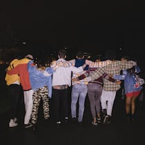 Sogar zu Fuss riskieren Sie den Führerschein Rear view shot of eight young adults walking down a street at night with their arms round each other.
1125690865