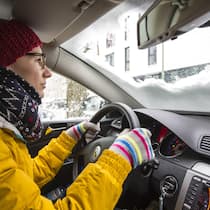 Das sind die teuersten Fehler für Autofahrer im Winter Bildnummer: 59096953 Datum: 16.01.2013 Copyright: imago/Jochen Tack Junge Frau will mit einem Wagen losfahren, im Winter, Scheiben sind nur teilweise vom Schnee befreit. Symbol Model release Winter Jahreszeit Auto xns x0x 2013 quer Auto Wagen Fahrzeu…