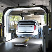 Künstliche Intelligenz verrechnet happige Gebühren fürs Mietauto Car Gate: Ein Auto wird von einem KI-System  in  auf Schäden gescannt.