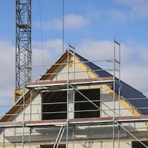 Mit diesen Tipps bauen Sie schlüsselfertig – und risikoarm Duisburg, North Rhine-Westphalia, Germany - residential construction in a new development area, new development neighborhood with single-family houses, semi-detached houses and apartment buildings.