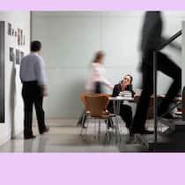 So werden Sie befördert Collage mit Verena Tschudi und Sibyl Schädeli: Eine neue Studie enthüllt, dass Frauen in Schweizer Unternehmen deutlich seltener befördert werden als Männer. Das muss nicht sein. Zwei Expertinnen geben Tipps.