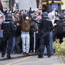 Polizei schoss aus kurzer Distanz auf unbewaffnete Demo-Teilnehmer Police stops protesters during an unauthorized rally in solidarity with the Palestinian people in Bern, Switzerland, 11 October 2025. (KEYSTONE/Peter Klaunzer)
SCHWEIZ DEMONSTRATION SOLIDARITAET PALAESTINA