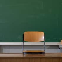 Weshalb ein Zürcher Lehrer nie mehr unterrichten darf School classroom background - Empty classroom with school blackboard, teacher's desk and raised chair
1476110708