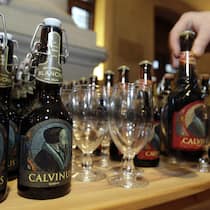 «Genève»-Bier darf nicht aus Appenzell stammen Une personne dispose une biere Calvinus brassee par les freres Papinot artisans brasseurs de Geneve, lors de l'exposition des illustrations du Calvindrier, ce jeudi 15 janvier 2009 a Geneve. A l'occasion du Jubile Calvin, 500e anniversaire de la nais…