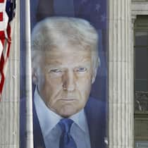 88-jährige Zürcherin erklärt, warum sie Trump schreibt WASHINGTON, DC - JUNE 3: A banner showing a picture of U.S. President Donald Trump is displayed outside of the U.S. Department of Agriculture (USDA) building on June 3, 2025 in Washington, DC. (Photo by Kevin Carter/Getty Images)
2218068853
